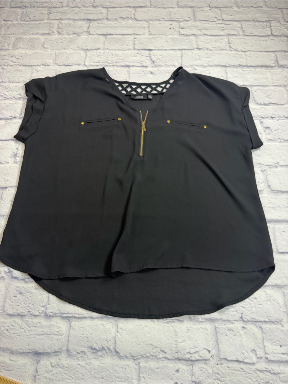Apt. 9 Black Short Sleeve Zip Blouse with Gold Accents. Size XL.